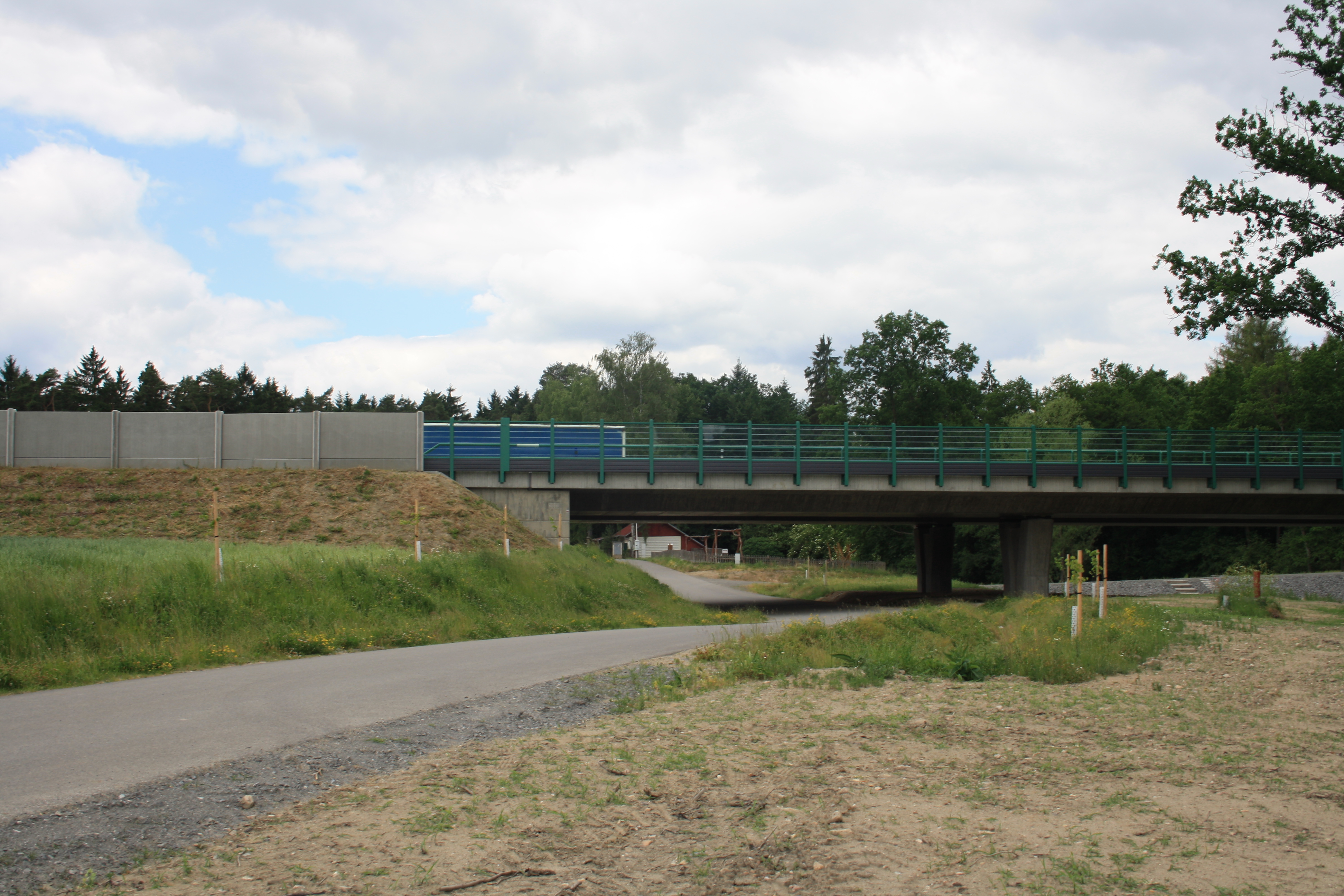 Cesta-ke-kozimu-hradku-vede-pod-dalnici